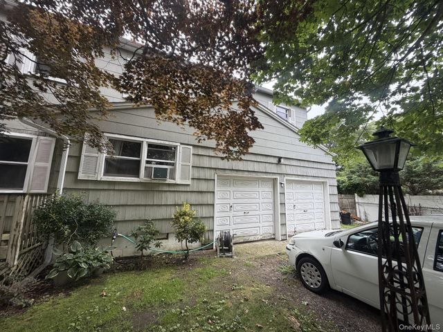8 Windus Drive, Shirley, NY 11967