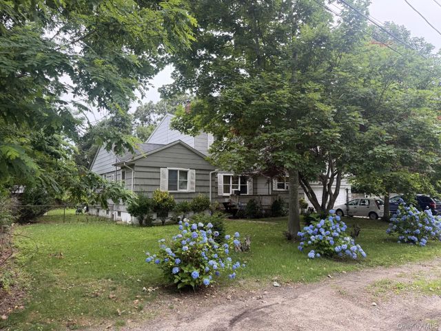 8 Windus Drive, Shirley, NY 11967