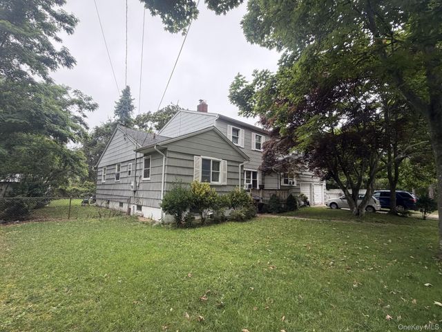 8 Windus Drive, Shirley, NY 11967