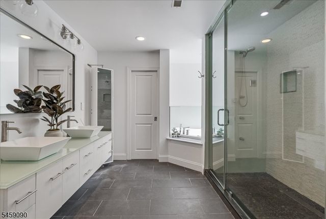 75 Evergreen Dr, North Caldwell Boro, NJ 07006