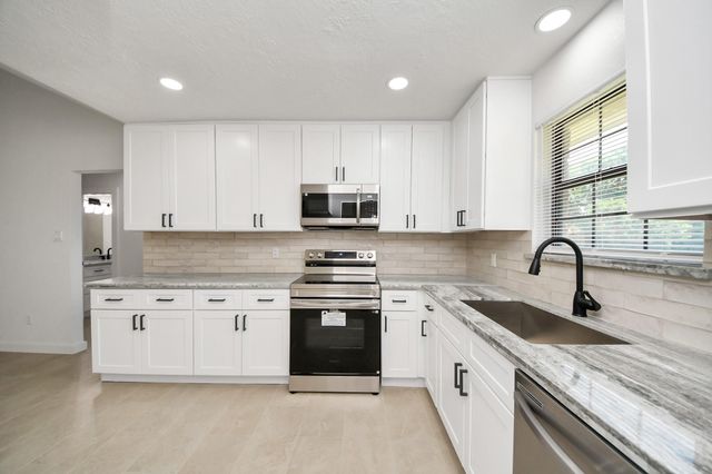 3206 Woodstone Drive, Baytown, TX 77521