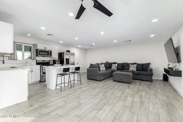 9215 S 7TH Avenue, Phoenix, AZ 85041