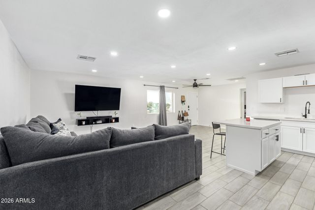 9215 S 7TH Avenue, Phoenix, AZ 85041