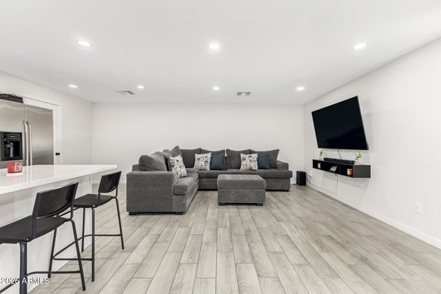 9215 S 7TH Avenue, Phoenix, AZ 85041