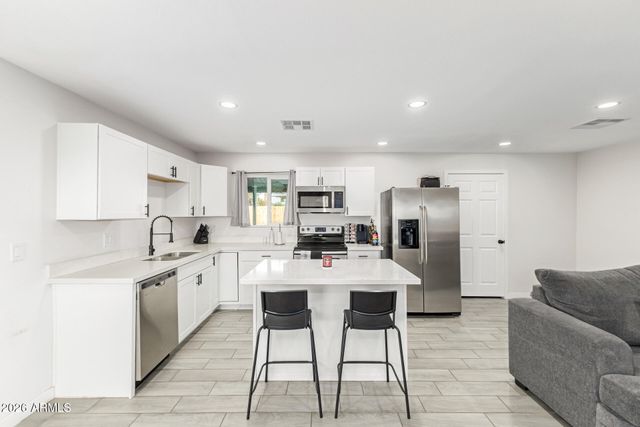 9215 S 7TH Avenue, Phoenix, AZ 85041