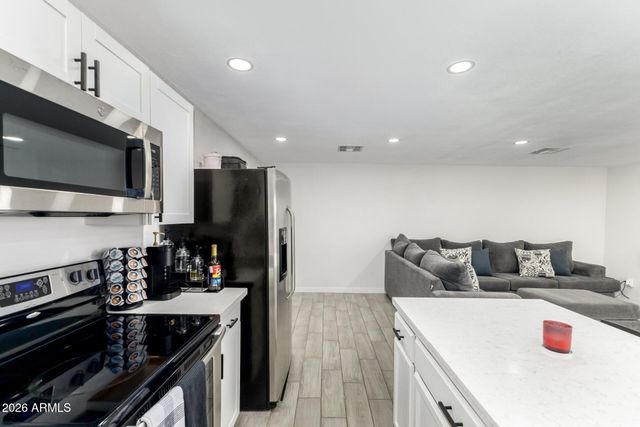 9215 S 7TH Avenue, Phoenix, AZ 85041