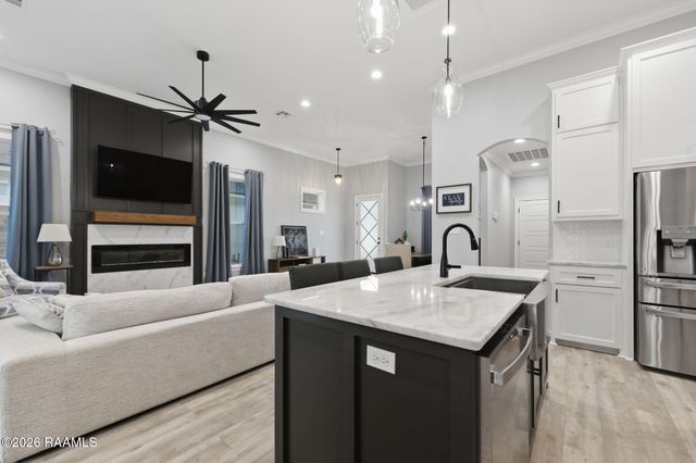 110 Lakes Edge Drive, Broussard, LA 70518