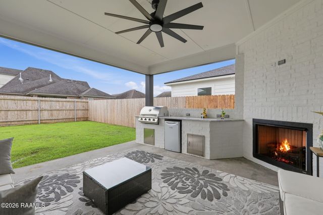 110 Lakes Edge Drive, Broussard, LA 70518