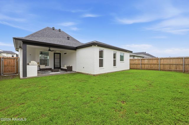 110 Lakes Edge Drive, Broussard, LA 70518