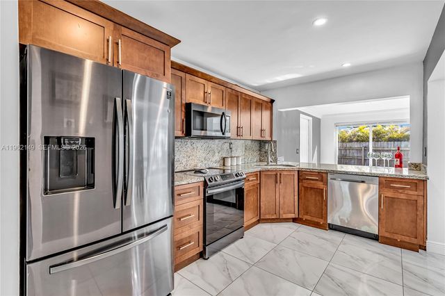 480 NE 51st St, Oakland Park, FL 33334