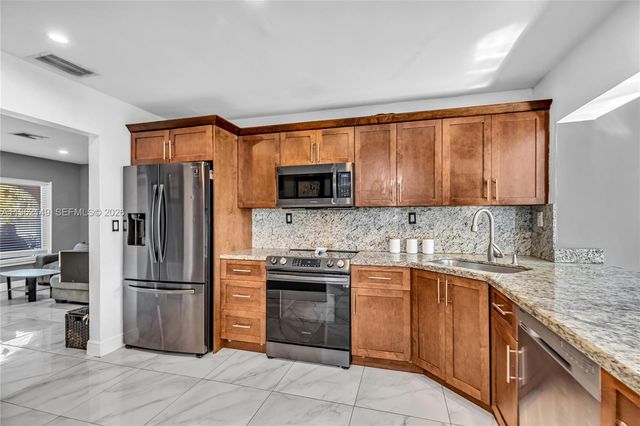 480 NE 51st St, Oakland Park, FL 33334