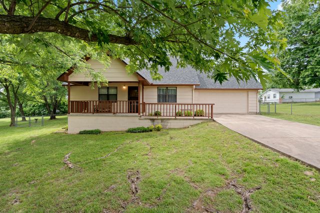 1020 Ahnawake Street, Grove, OK 74344