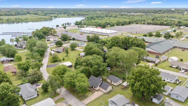 1020 Ahnawake Street, Grove, OK 74344