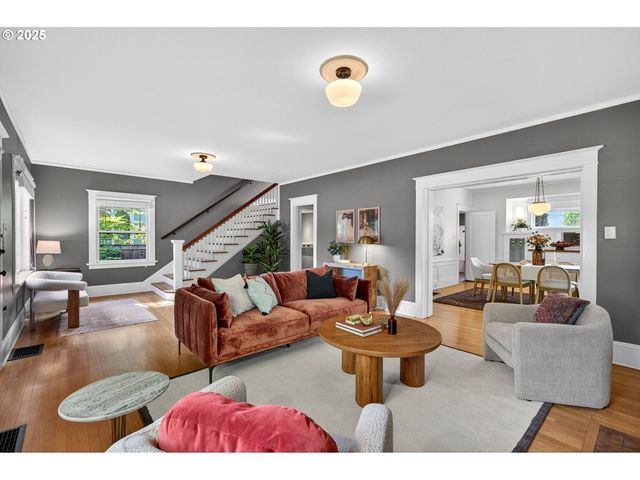 3107 N ROSA PARKS Way, Portland, OR 97217