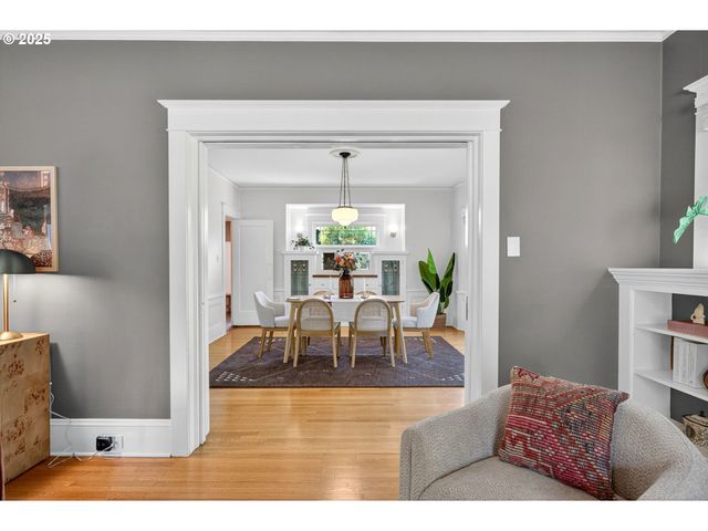 3107 N ROSA PARKS Way, Portland, OR 97217