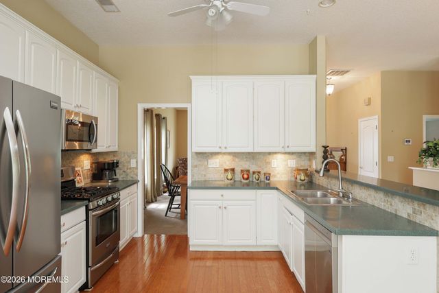 30 Gardenways Court, Lakewood, NJ 08701