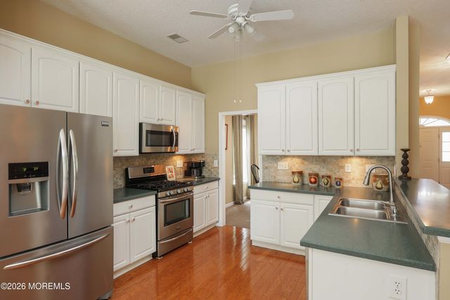 30 Gardenways Court, Lakewood, NJ 08701