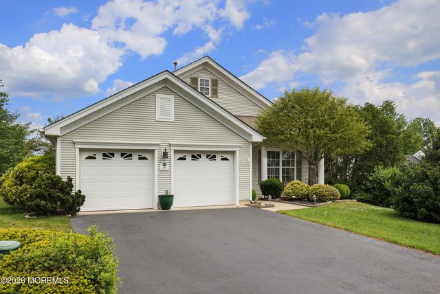 30 Gardenways Court, Lakewood, NJ 08701