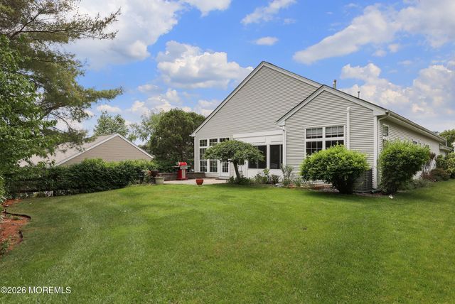 30 Gardenways Court, Lakewood, NJ 08701