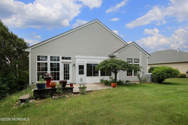30 Gardenways Court, Lakewood, NJ 08701