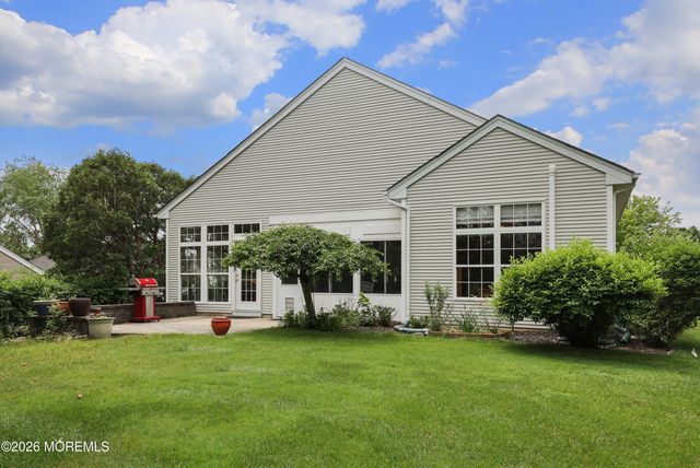 30 Gardenways Court, Lakewood, NJ 08701