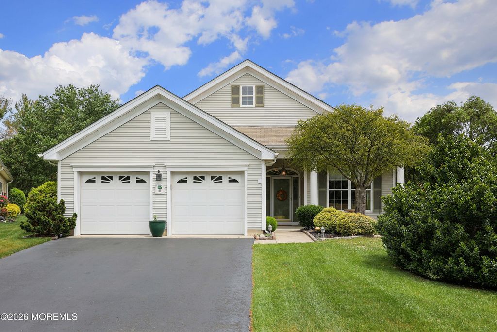 30 Gardenways Court, Lakewood, NJ 08701