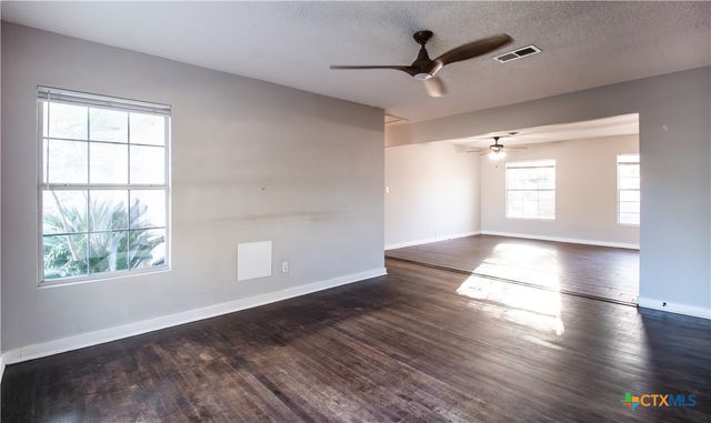 2503 E Mistletoe Avenue, Victoria, TX 77901