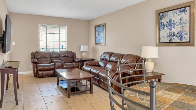 6042 FOREST SHADOW ST, San Antonio, TX 78240