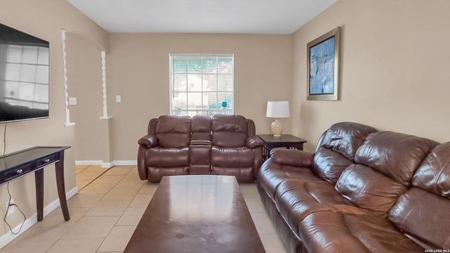 6042 FOREST SHADOW ST, San Antonio, TX 78240