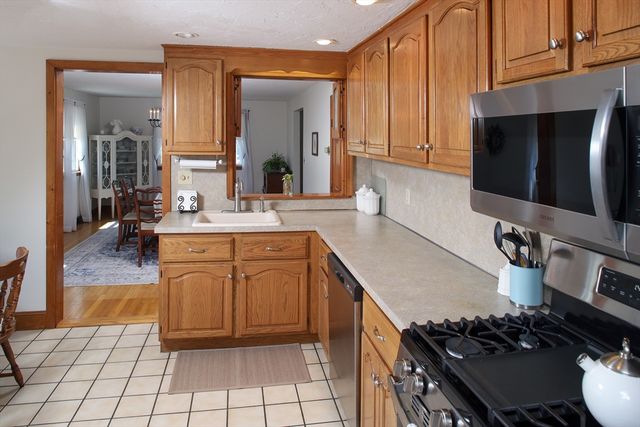 84 Newport Rd, Hull, MA 02045
