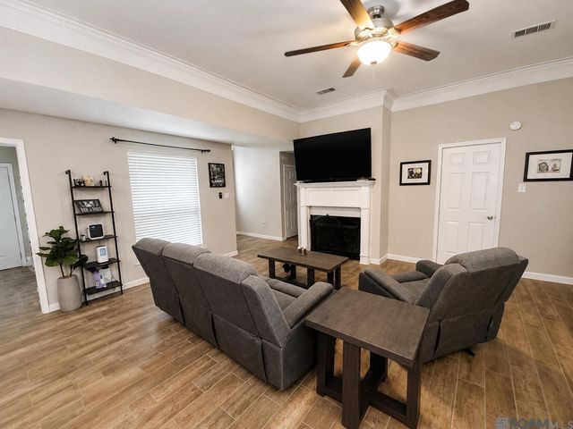 7382 Lake Meadow Dr, Denham Springs, LA 70706