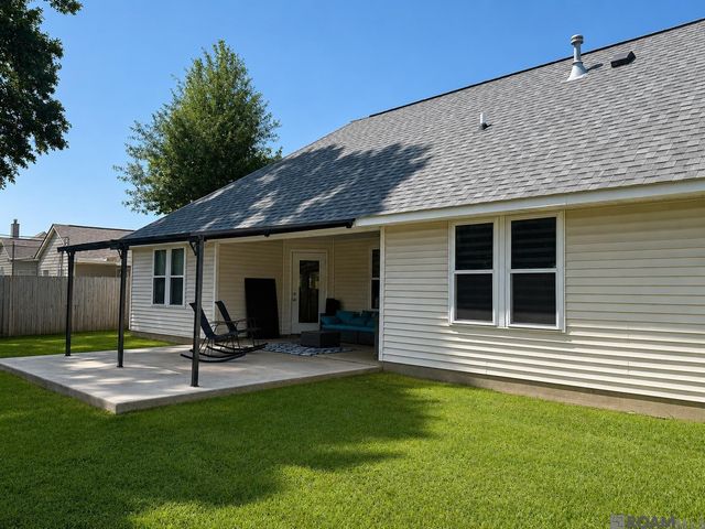 7382 Lake Meadow Dr, Denham Springs, LA 70706