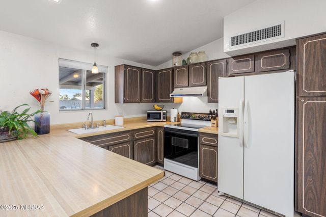 7641 N Casimir Pulaski Avenue, Tucson, AZ 85741