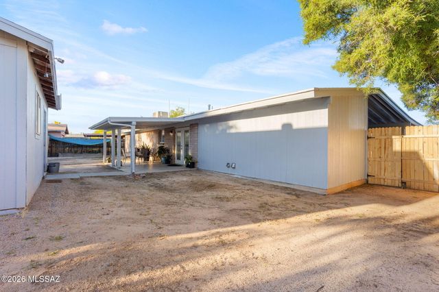 7641 N Casimir Pulaski Avenue, Tucson, AZ 85741