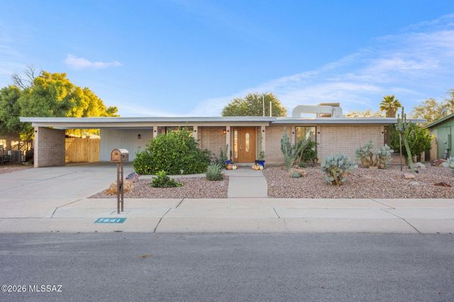 7641 N Casimir Pulaski Avenue, Tucson, AZ 85741