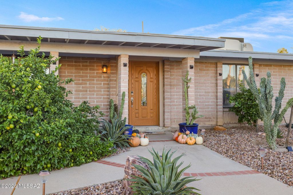 7641 N Casimir Pulaski Avenue, Tucson, AZ 85741
