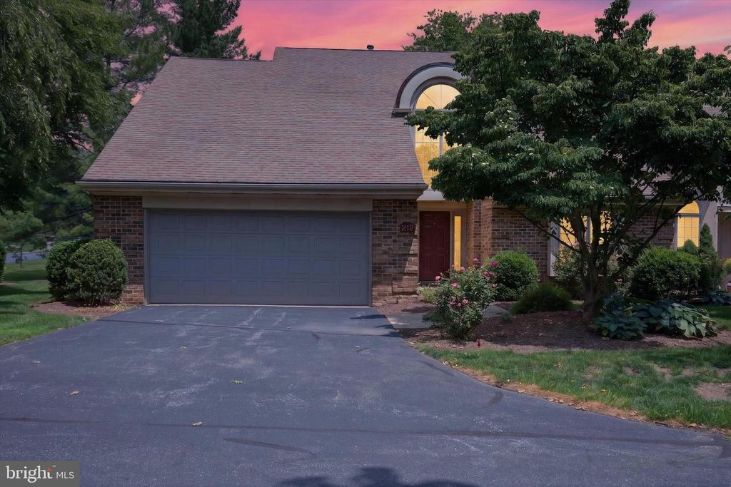 212 WILLOW VALLEY DR, Lancaster, PA 17602