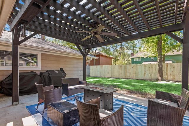 2218 Lazy Grove Drive, Kingwood, TX 77339