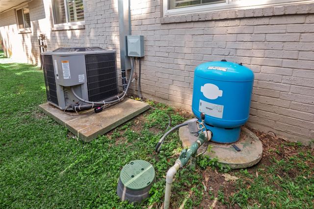 2218 Lazy Grove Drive, Kingwood, TX 77339