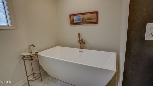 1018 Laurelwood Drive, Kingsport, TN 37660