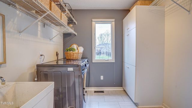 1018 Laurelwood Drive, Kingsport, TN 37660