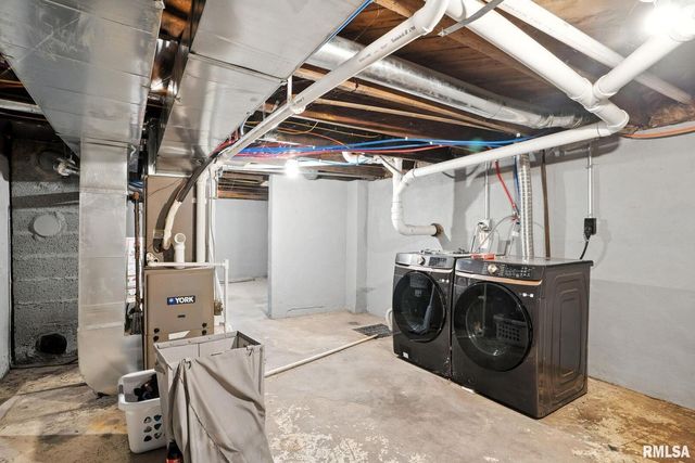 300 S 14TH Street, Le Claire, IA 52753