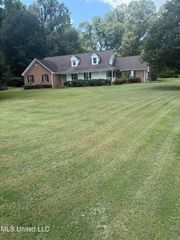 106 Oakwood Drive Drive, Senatobia, MS 38668