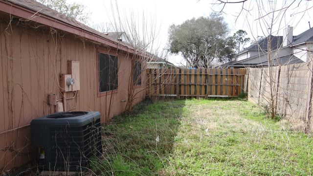 8322 Sandy Glen Lane, Houston, TX 77071