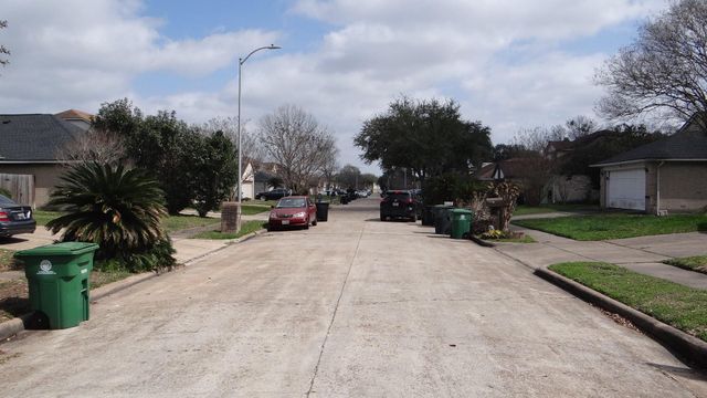 8322 Sandy Glen Lane, Houston, TX 77071