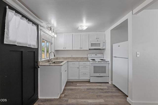 95 Champlin Lane, Gold Hill, OR 97525