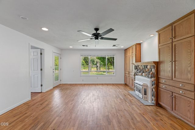95 Champlin Lane, Gold Hill, OR 97525