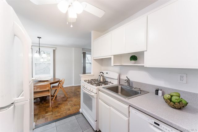 490 Atlantic Avenue Apt 111, East Rockaway, NY 11518