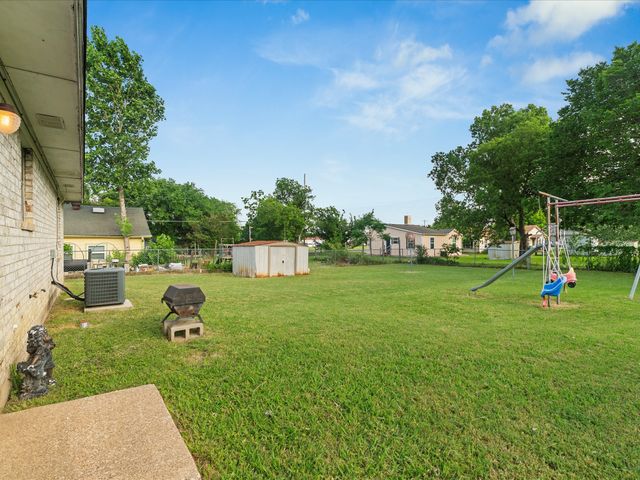 209 W Huffman Street, Krum, TX 76249