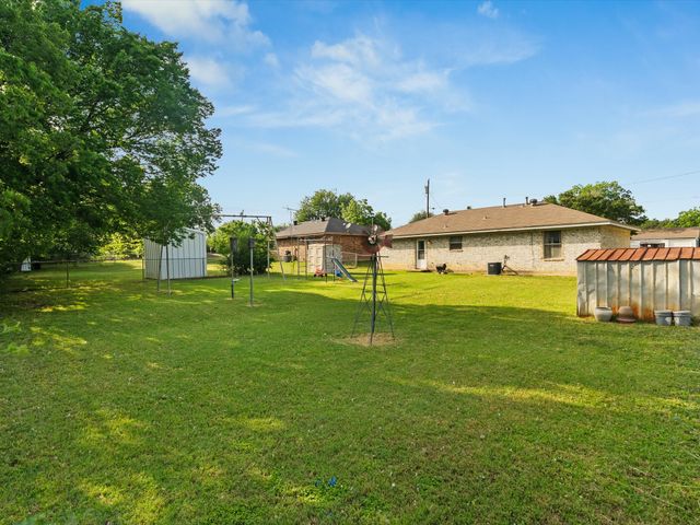 209 W Huffman Street, Krum, TX 76249
